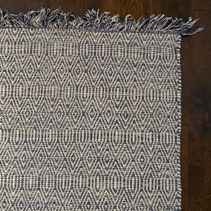 Blue white geometric tribal diamond pattern 100% cotton rug 3’ x 5.5